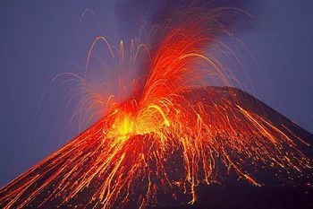 イタリアのエトナ火山が噴火 時計が15分進む怪現象